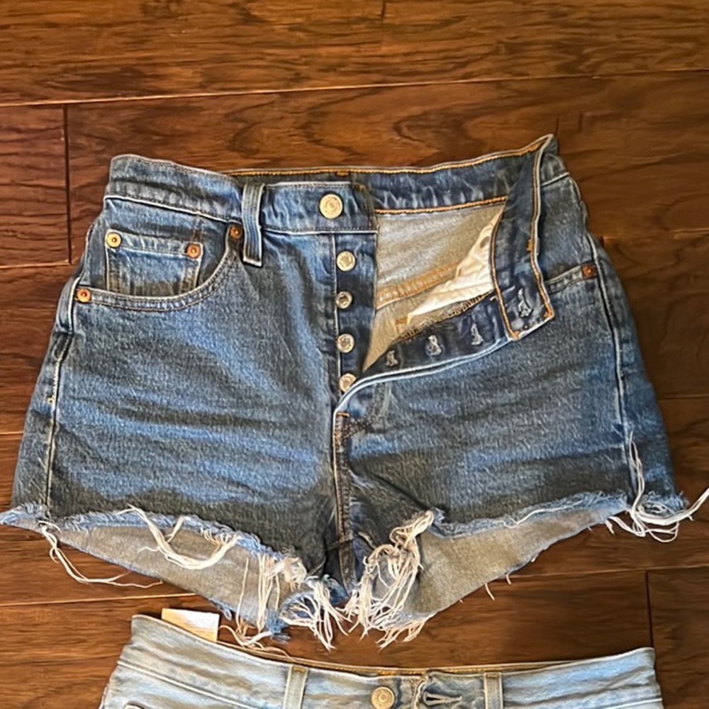 💙 Levi’s 501 cutoff jean high waist mom shorts 💙 𝑝𝑒𝑟𝑓𝑒𝑐𝑡 𝑐𝑜𝑙𝑜𝑟 ✨